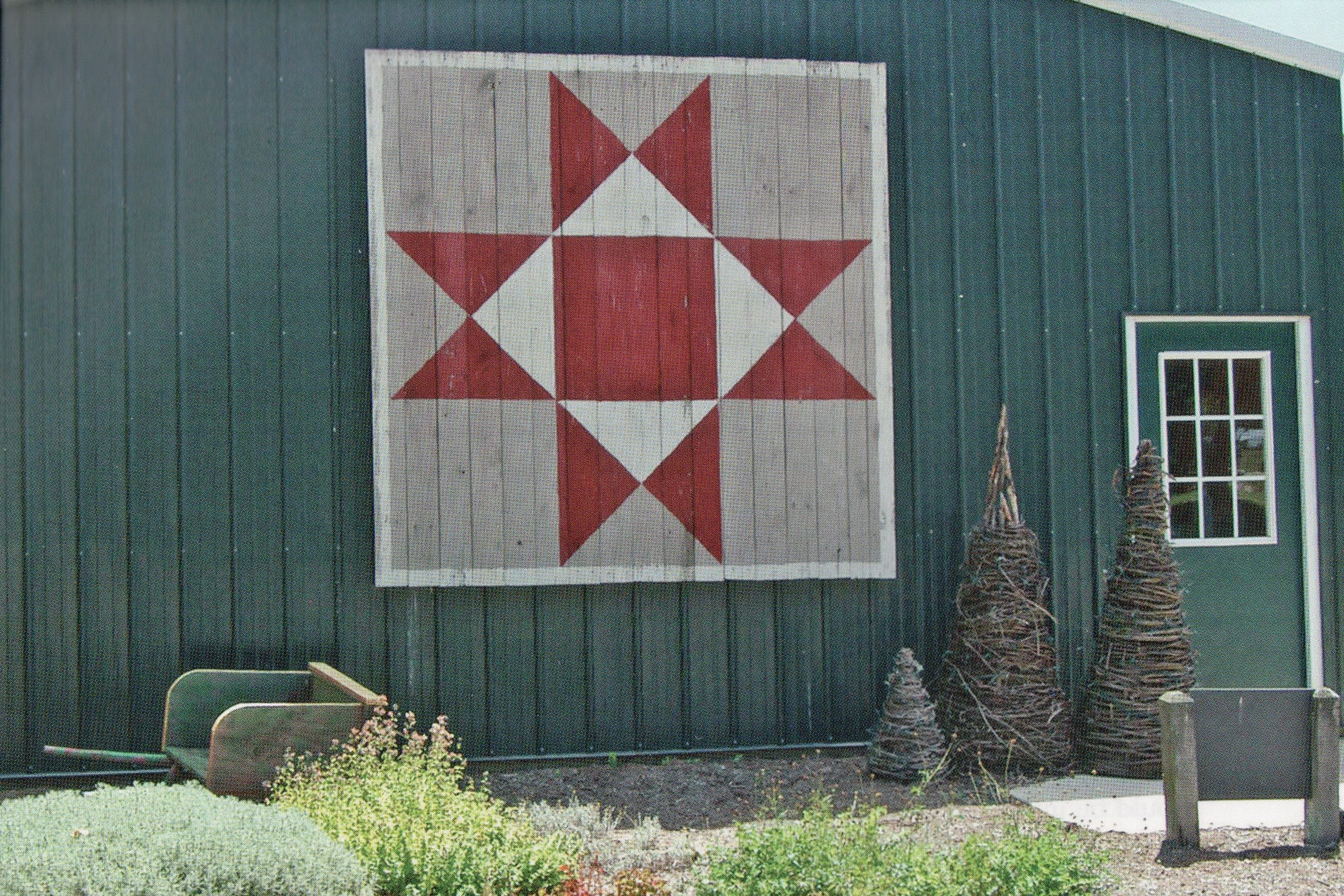 How to make a DIY barn quilt - NewlyWoodwards